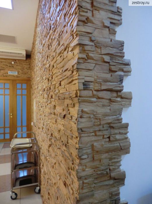 Стены дома покрыты искусственным камнем фото