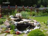 Красивый сад на загородном участке и декоративный водоем