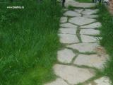 Каменная дорожка и зеленая трава